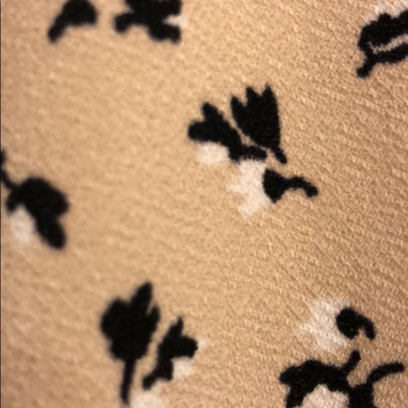 Ann Taylor popover flower shell - Picture 4 of 4